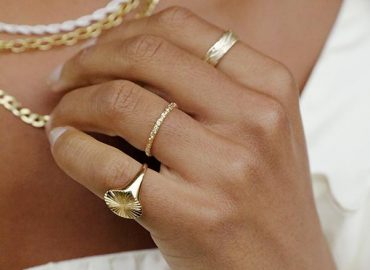 Златото е идеалният избор за пръстени без камъни