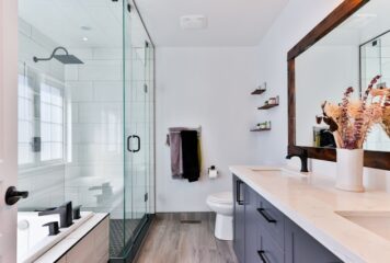 Модерни дизайнерски тенденции за мебели за баня от PVC: Практичност и стил
